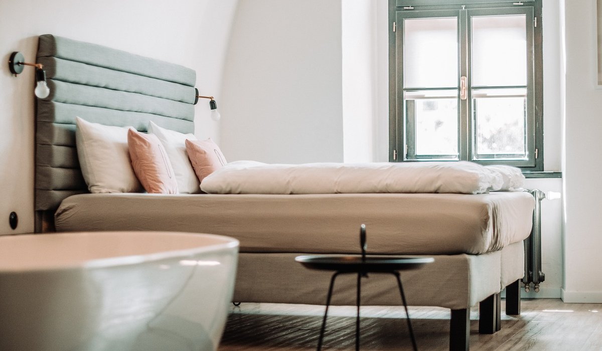 Choosing Wall Lights for Period Hallways